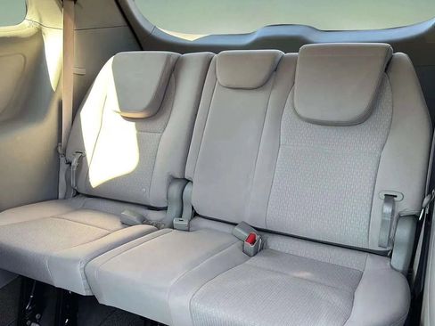 Used 2017 Kia Sedona LX image 14