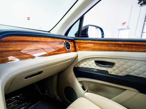 Used 2021 Bentley Bentayga image 54