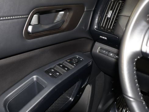 Used 2025 Nissan Pathfinder SV image 34