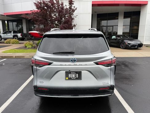 Used 2024 Toyota Sienna Limited FWD image 4