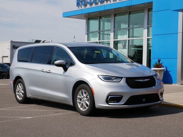 Used 2023 Chrysler Pacifica Touring-L FWD image 22