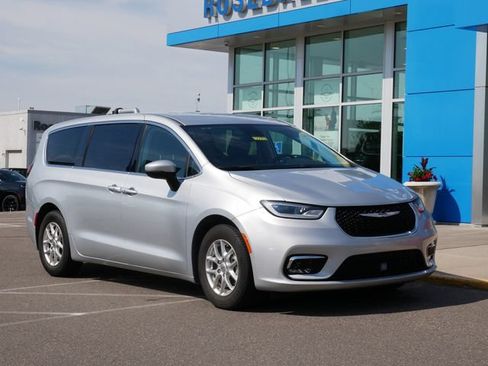 Used 2023 Chrysler Pacifica Touring-L FWD image 22