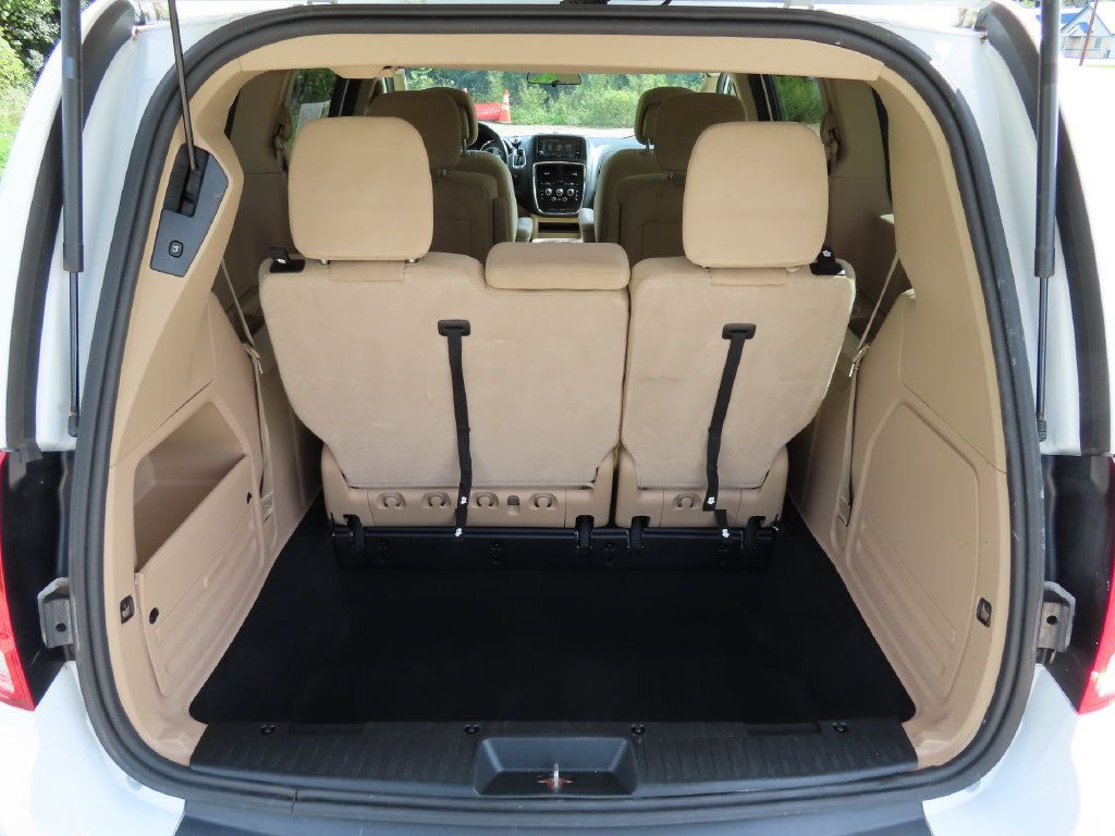 Used 2016 Dodge Grand Caravan SXT w/ Rear Park Assist Package FWD image 19