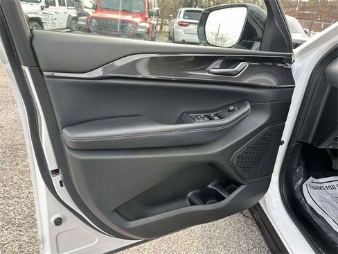 Certified 2023 Jeep Grand Cherokee Altitude image 14