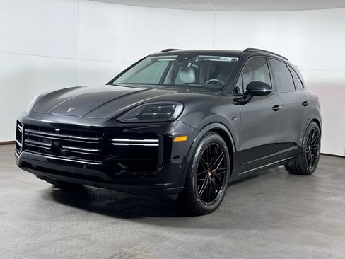 Certified 2025 Porsche Cayenne Turbo AWD/4WD image 1
