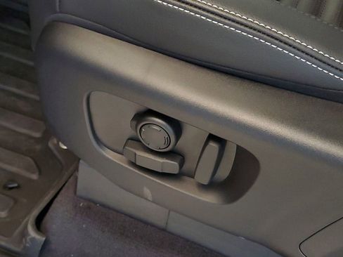 Used 2025 Land Rover Discovery Dynamic SE image 10