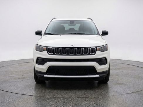 Used 2025 Jeep Compass Latitude AWD/4WD image 2