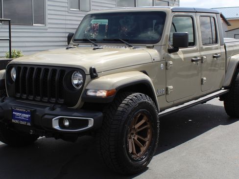 Used 2022 Jeep Gladiator Overland w/ Popular Equipment Package AWD/4WD image 2