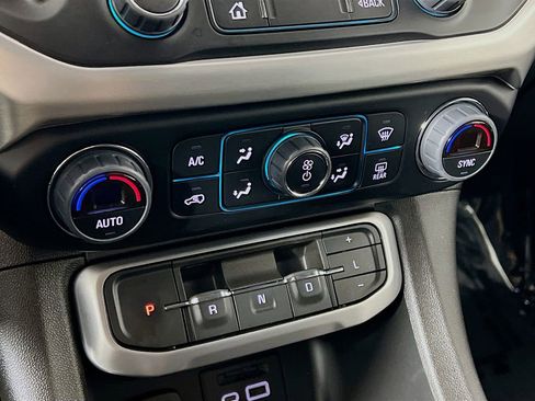 Used 2023 GMC Acadia SLT w/ Technology Package image 16