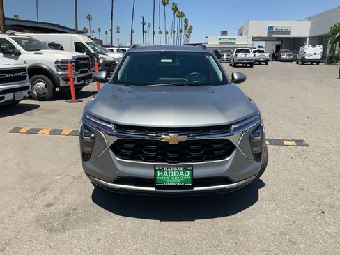 Used 2025 Chevrolet Trax LT w/ LT Convenience Package FWD image 2