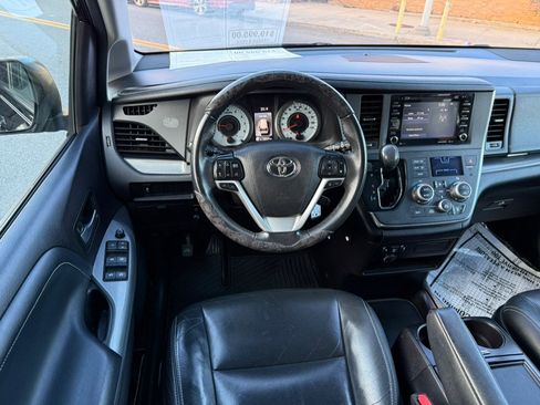 Used 2018 Toyota Sienna SE image 12