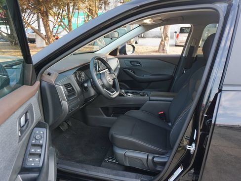 Used 2023 Nissan Rogue S AWD/4WD image 2