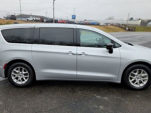 Used 2024 Chrysler Pacifica Touring-L image 14
