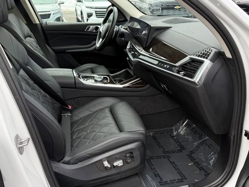 Used 2025 BMW X7 xDrive40i w/ Premium Package image 12
