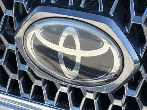 Used 2018 Toyota Tacoma TRD Sport image 10