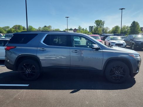 Used 2021 Chevrolet Traverse LT w/ LPO, Black Accent Package AWD/4WD image 3