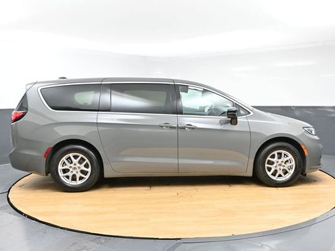 Used 2025 Chrysler Pacifica Select FWD image 8