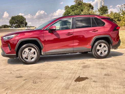 Used 2025 Toyota RAV4 XLE w/ Convenience Package AWD/4WD image 4