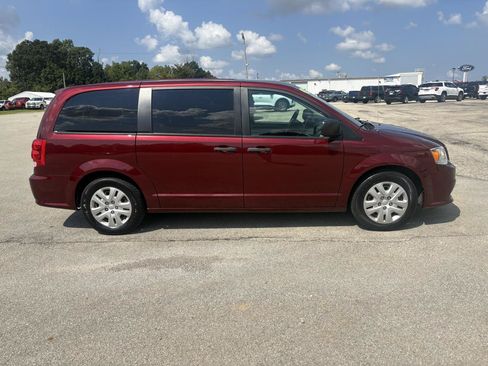 Used 2020 Dodge Grand Caravan SE FWD image 2