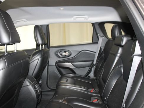 Used 2019 Jeep Cherokee Latitude Plus w/ Cold Weather Group AWD/4WD image 19