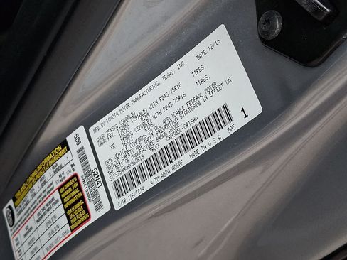 Used 2017 Toyota Tacoma SR5 w/ Tow Package AWD/4WD image 29