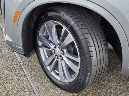 Used 2025 Cadillac XT6 Premium Luxury image 2