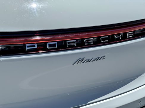 Certified 2024 Porsche Macan AWD/4WD image 26