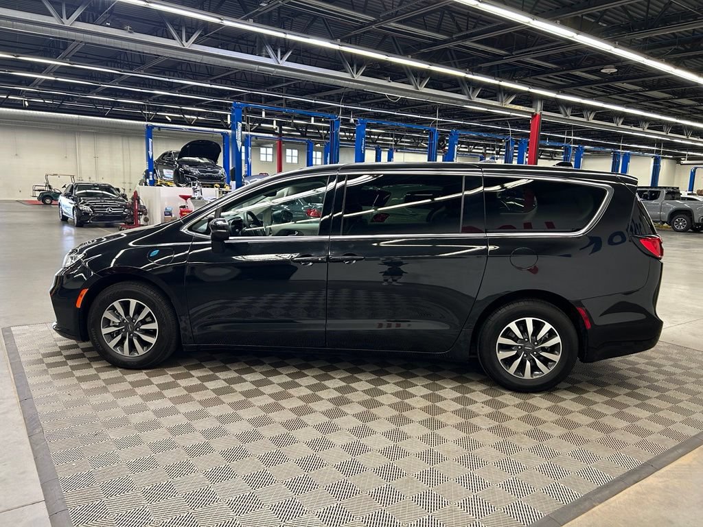 Used 2023 Chrysler Pacifica Touring-L FWD image 4