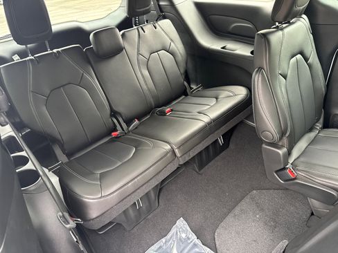 New 2026 Chrysler Pacifica Select image 17