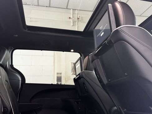 Certified 2023 Chrysler Pacifica Limited w/ Uconnect Theater Family Group FWD image 13