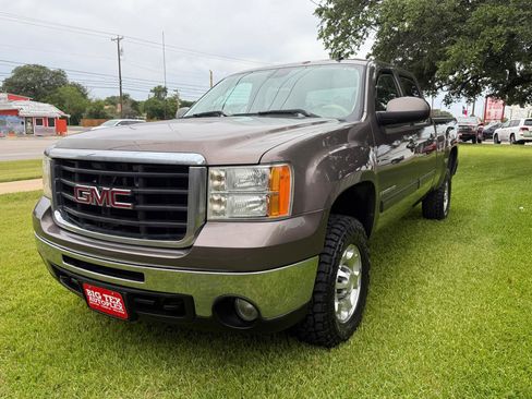 Used 2008 GMC Sierra 2500 SLT w/ Entertainment Package AWD/4WD image 2