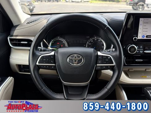 Used 2025 Toyota Highlander XLE AWD/4WD image 17
