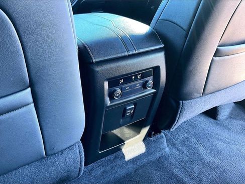 Used 2023 Chevrolet Traverse LT image 34