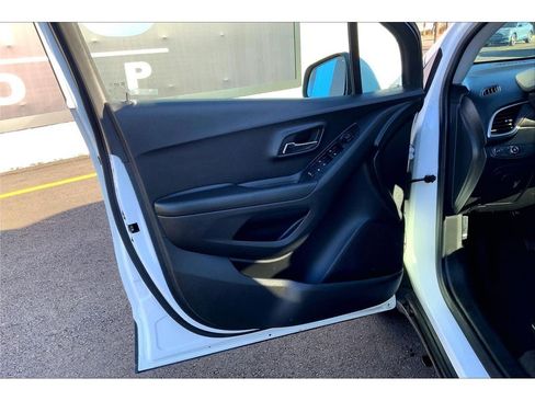 Used 2021 Chevrolet Trax LT image 25