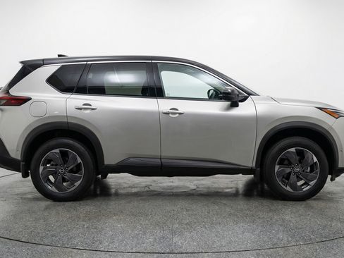 Used 2025 Nissan Rogue SV image 11