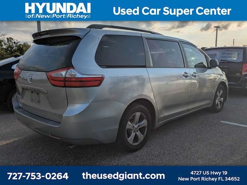 Used 2015 Toyota Sienna LE FWD image 2