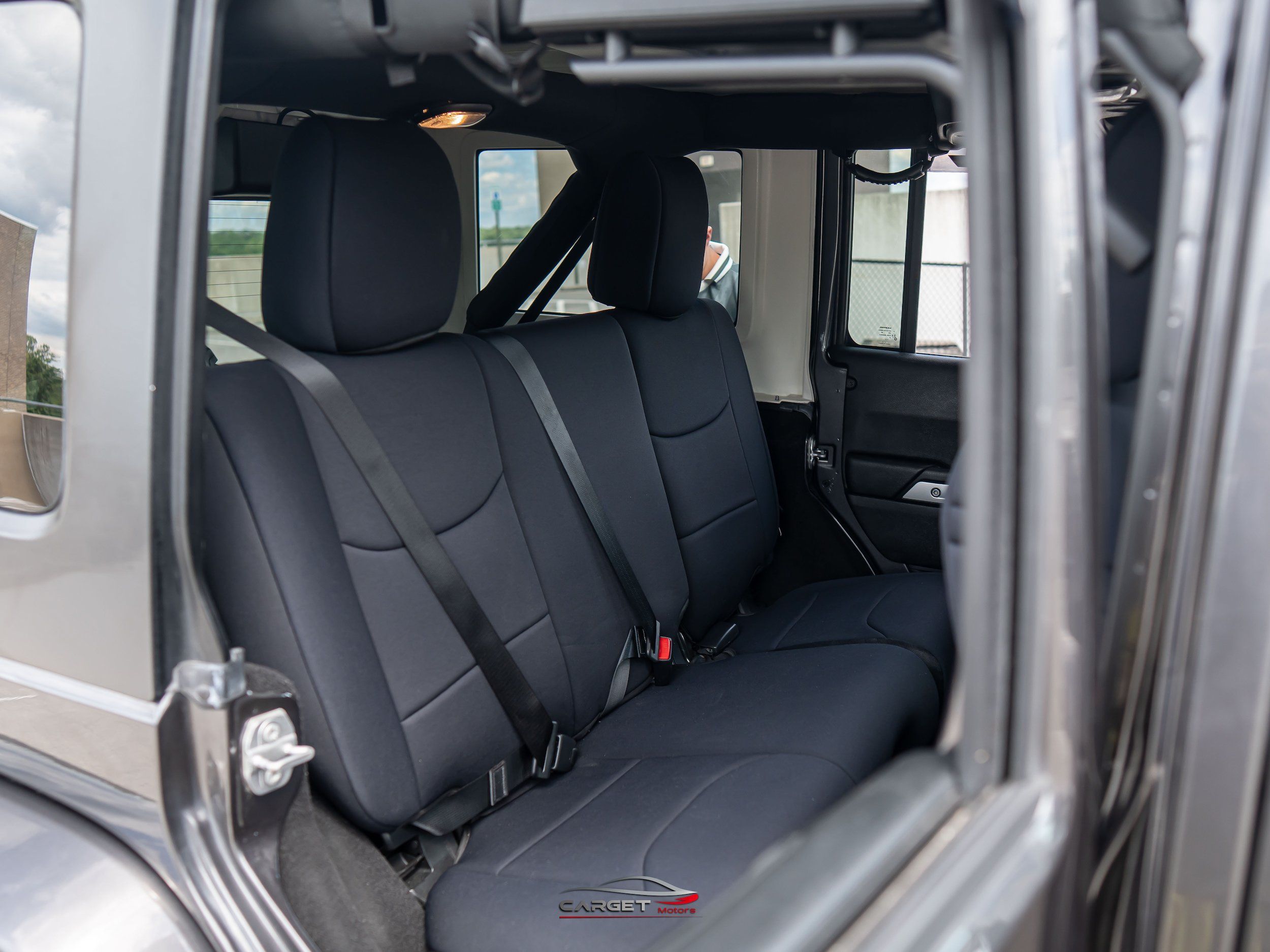 Used 2017 Jeep Wrangler Unlimited Sahara w/ Connectivity Group AWD/4WD image 18