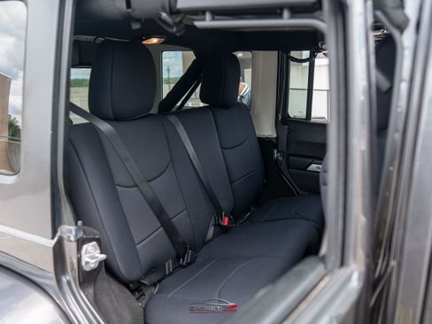 Used 2017 Jeep Wrangler Unlimited Sahara w/ Connectivity Group AWD/4WD image 18