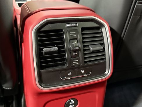 Certified 2026 Porsche Macan AWD/4WD image 20