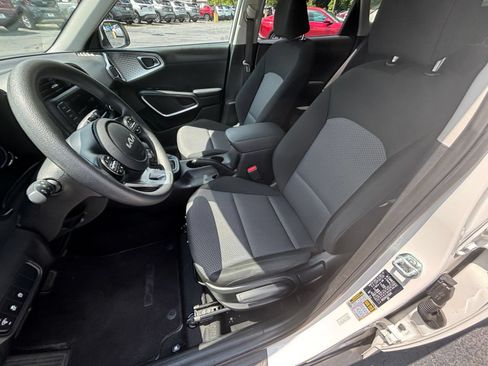 Used 2025 Kia Soul LX w/ LX Technology Package FWD image 31