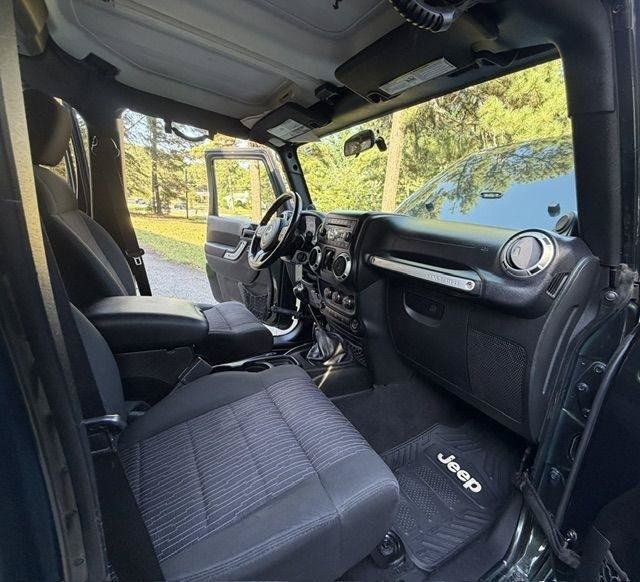 Used 2011 Jeep Wrangler Unlimited Sahara w/ Connectivity Group AWD/4WD image 18