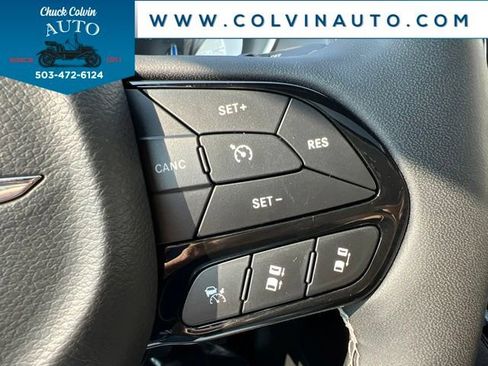 Used 2025 Chrysler Pacifica Limited FWD image 20