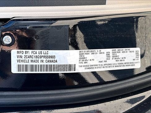 Used 2023 Chrysler Pacifica Touring-L FWD image 19