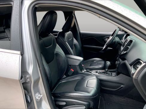 Used 2019 Jeep Cherokee Latitude Plus FWD image 9