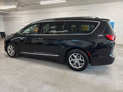 Used 2018 Chrysler Pacifica Limited image 2