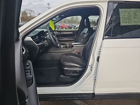 Used 2024 Jeep Grand Cherokee L Laredo AWD/4WD image 9