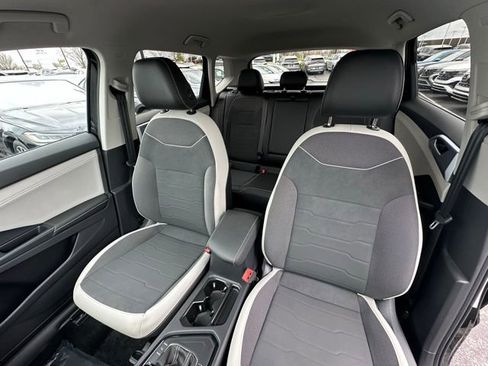 Used 2025 Volkswagen Taos SE image 28