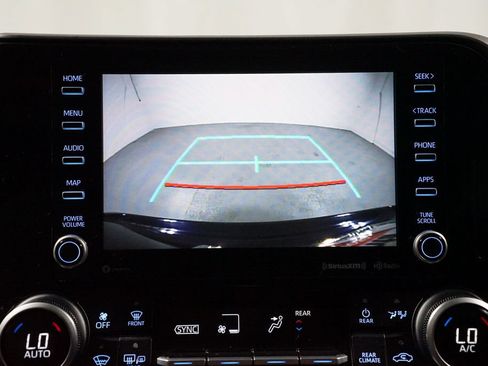 Used 2021 Toyota Highlander XLE FWD image 18