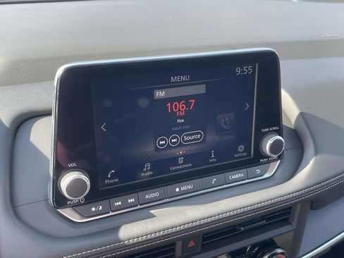 Used 2025 Nissan Rogue S image 23