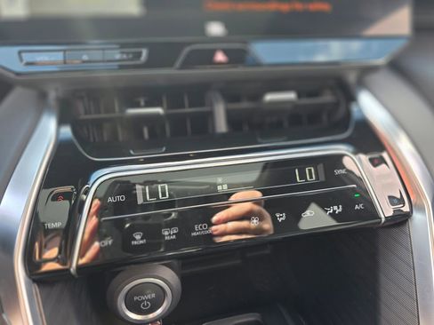 Used 2024 Toyota Venza Limited image 31